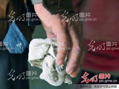 乡村老师的手_“我眼中的最美乡村教师”摄影作品征集_ 光明图片