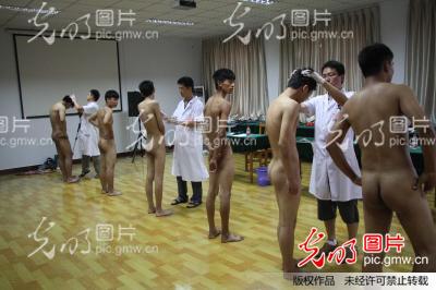当兵体检项目_当兵体检项目2014视频_女当兵体检尴尬图片