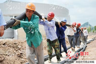 江西宁都:高温下的城市建设者_新闻