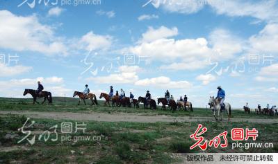 内蒙古:游客骑马观光_新闻