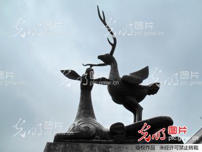 湖北云梦:构思新颖奇特的雕塑卧鹿立鸟