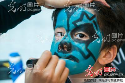 深圳举办T台犀利秀,辣妈萌娃美女僵尸玩的就是