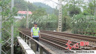 江西龙南车站派出所加强国庆期间的线路治安防