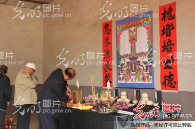 高密城律王氏家族举办简朴的祭祖颁谱仪式_王