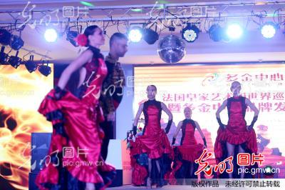 安徽蚌埠:法国内衣模特受邀热舞助阵促销商品