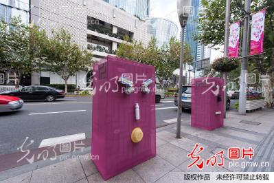 上海南京西路变电箱化身粉色装扮 造型拟人感