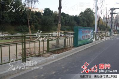 安徽六安埋儿奉母公益广告引争议 曝光即被拆