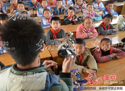 山东聊城:灭火机器人进小学_许文豪