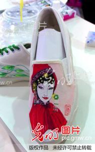 创意时尚回力彩绘鞋亮相2014中国工博会_张波_ 光明图片