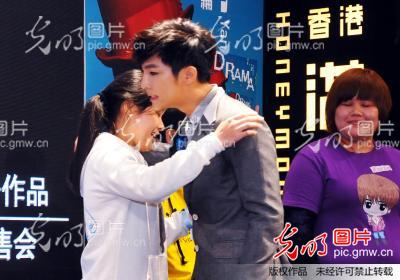 江苏江阴 :炎亚纶签售会引起粉丝狂欢_陈剑