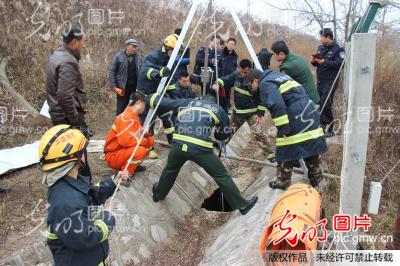 甘肃平凉:六旬老太掉进12米深井 消防员冒死下
