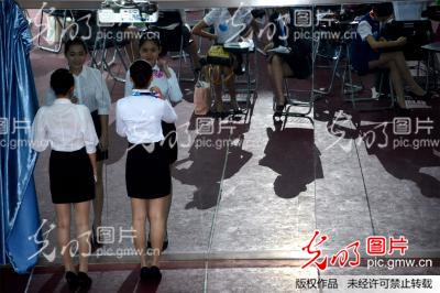 厦门航空空姐_朝鲜高丽航空空姐_厦门航空空姐收入(2)