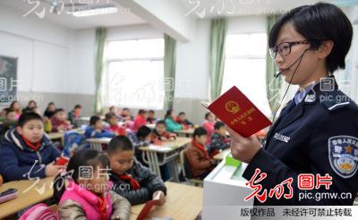 宪法知识进校园_新闻