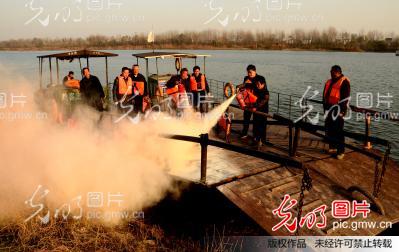 安徽安庆:开展渡口安全施救演练_新闻
