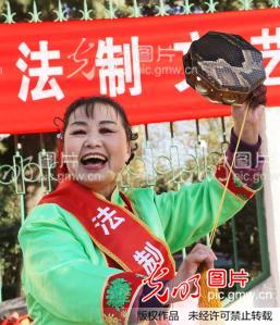 河南宝丰曲艺之乡三八<em>红姐</em>唱响国家宪法日