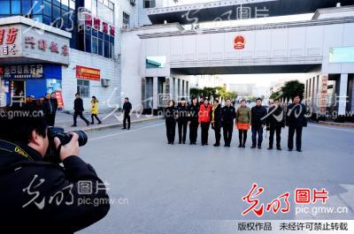 郧县撤县设区市民与牌子合影_新闻