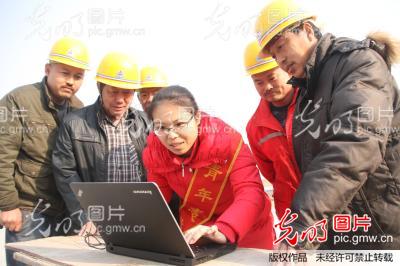 山东博兴青年志愿者帮助外来务工人员网上抢