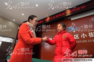 四川泸州:孩子表演廉政节目感动公务员家长_刘