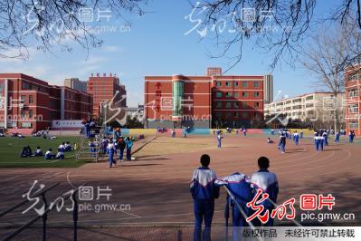 济南 平阴一中学生正常交往距离保持在44厘米