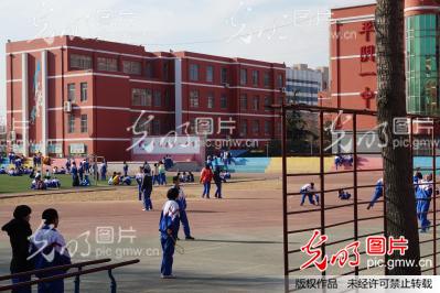 济南 平阴一中学生正常交往距离保持在44厘米