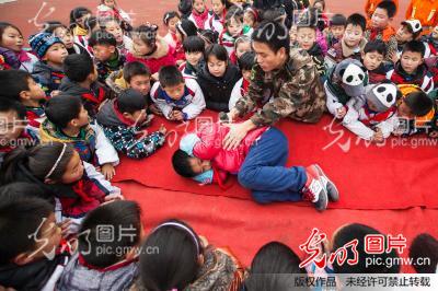 江苏连云港:防踩踏教育进校园_新闻