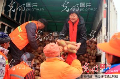 滑县萝卜哥爱心献给开封环卫工