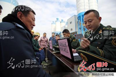 浙江温州:返乡订票难,边防来帮忙_新闻