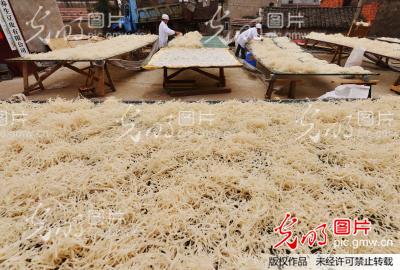 湖北应城:女大学生回乡当上豆皮大王(3\/6)