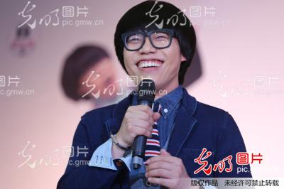 蘑菇头李琦现身余姚 签售首张个人专辑_吴大