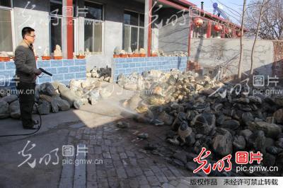 山东无棣:泰山奇石惊现羊图案_新闻