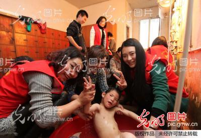江西东乡:志愿者帮残障孤儿洗澡 让孩子们沐浴