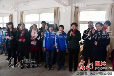 山东聊城:民建妙展阳光励志助学金在冠县发放