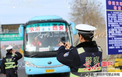 春运陕西交警视频取证录入数据库严防客车事故