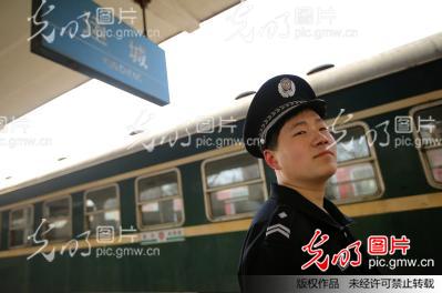 图片故事: 列车安全员高昆:绿皮车的守护_新闻