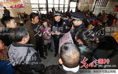 江苏淮安:宣传识别真假火车票常识_新闻