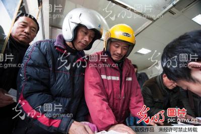 江苏海安:返乡农民工排队领取一年薪水_新闻