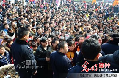 山东博兴:节后招聘火爆似春运 特警组人墙保