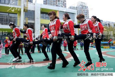 安徽淮南:女幼师趣味运动庆三八_新闻