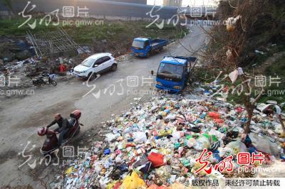 浙江绍兴:风景区附近居民楼门口垃圾满地 一年