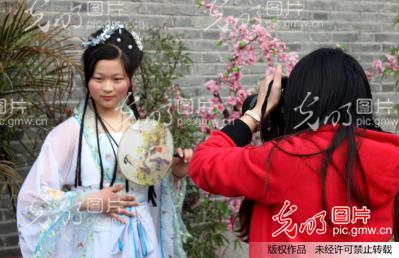 苏州姑娘穿<em>古装</em>拍<em>写真</em>玩穿越_王建康_ 光明