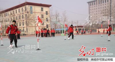 快乐足球踢进校园