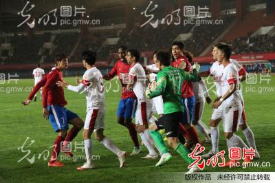 中超第3轮:河南建业3:3战平重庆力帆 球迷起冲