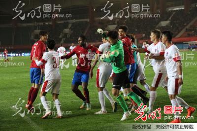 中超第3轮:河南建业3:3战平重庆力帆 球迷起冲