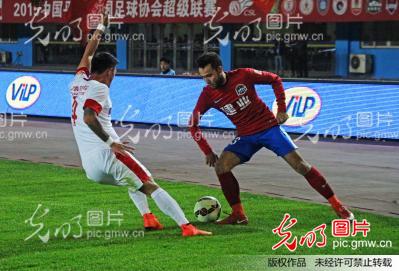 中超第3轮:河南建业3:3战平重庆力帆 球迷起冲