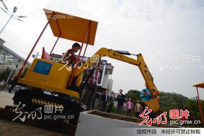 湖南郴州:儿童挖掘机挺进小县城吸金
