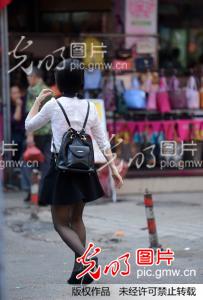 <em>湖南郴州</em>气温逼近30℃ <em>美女</em>街头穿超短裙上演