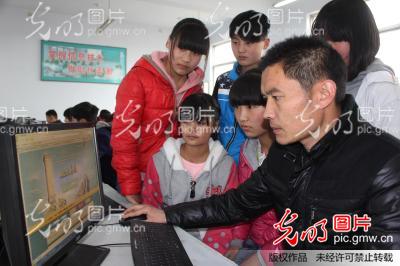 山东枣庄:绿色环保祭奠革命先烈_王蒙