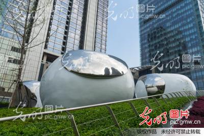 上海市区广场惊现成组飞碟 原为地下室出风口