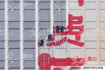 深圳第一高楼即将完工云下耸立,工人悬墙外清