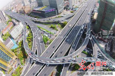 航拍上海外牌限行后早高峰 内环高架拥堵缓解